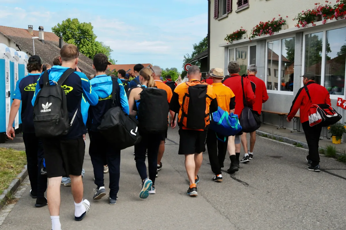 Wildbergs Strassen werden von den Turnerinnen und Turnern eingenommen. Wildberg wird von den Turnern eingenommen.